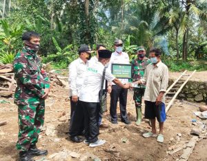 Baznas Berikan Bantuan Bedah Rumah Korban Puting Beliung Dikecamatan Punduh Pidada