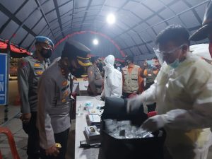 Bupati Pesawaran Dendi Ramadhona bersama Kapolres AKBP  Vero Aria Radmantyo saat memantau kesiapan Pos Penyekatan Arus Mudik di tugu Pengantin Kecamatan Gedong Tataan 