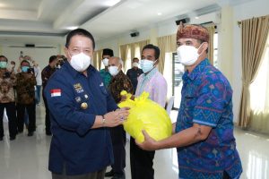 Gubernur Arinal Serahkan Bantuan Paket Sembako Kepada FKUB