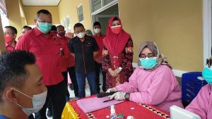 Bupati Dewi Handajani Tinjau Vaksinasi untuk Masyarakat Talangpadang