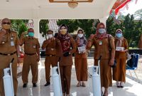 Bupati Dewi Handajani Serahkan Bantuan 33 Tabung Oksigen ke Bidan Desa. Dian