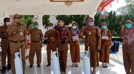 Bupati Dewi Handajani Serahkan Bantuan 33 Tabung Oksigen ke Bidan Desa. Dian