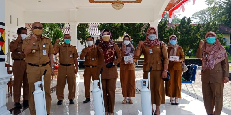 Bupati Dewi Handajani Serahkan Bantuan 33 Tabung Oksigen ke Bidan Desa. Dian