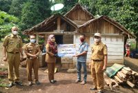Bupati Tanggamus Kembali Serahkan Bantuan Bedah Rumah kepada 4 Warga. Ist
