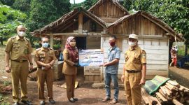 Bupati Tanggamus Kembali Serahkan Bantuan Bedah Rumah kepada 4 Warga. Ist