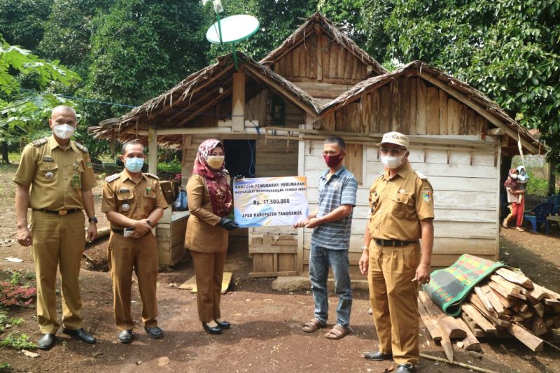 Bupati Tanggamus Kembali Serahkan Bantuan Bedah Rumah kepada 4 Warga. Ist