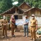 Bupati Tanggamus Kembali Serahkan Bantuan Bedah Rumah kepada 4 Warga. Ist