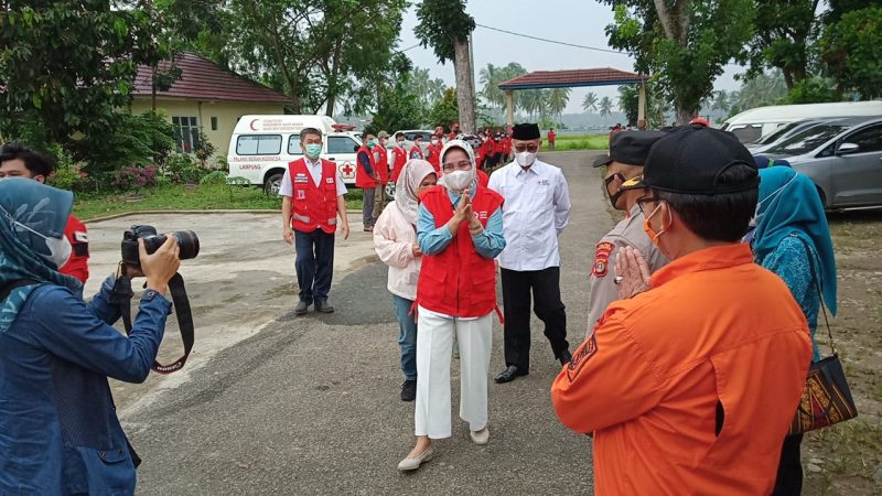 Riana Sari Arinal Berikan Bantuan ke Korban Banjir Semaka. Ist