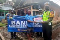 Satlantas Polres Tanggamus Kembali Berbagi Bansos di Kotaagung. Ist