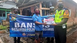 Satlantas Polres Tanggamus Kembali Berbagi Bansos di Kotaagung. Ist