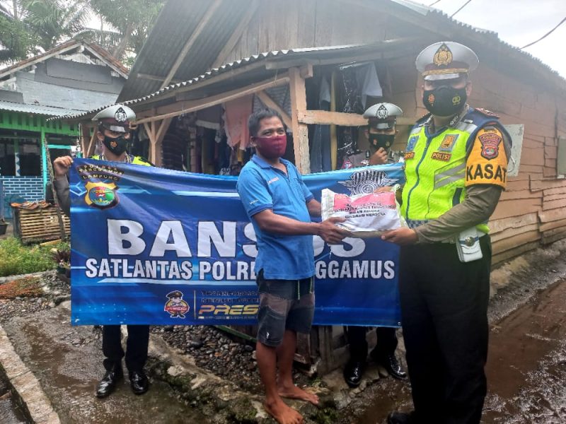 Satlantas Polres Tanggamus Kembali Berbagi Bansos di Kotaagung. Ist