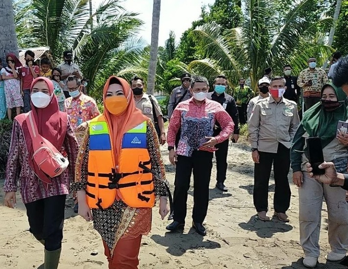 Bupati Tanggamus Serahkan 12 Unit Kapal Ambulance Pekon secara Simbolis. Ist