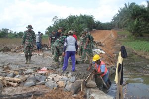 TNI Bersama Warga Terus Bekerjasama Membangun Jalan di Kampung Gunung Tapa Ilir