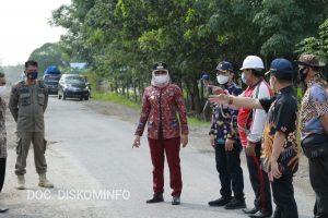 Winarti Tinjau Pembangunan Jalan di Kampung Panca Mulya