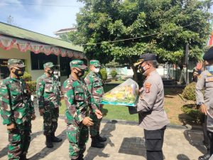 HUT TNI Ke-76, Polres Pesawaran Berikan Ucapan Selamat Kepada Kompi Senapan A Gedung Tataan