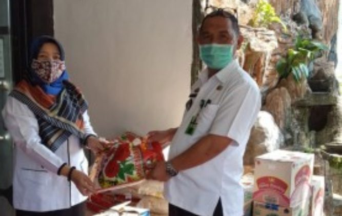 Disdik Tanggamus Serahkan Bantuan 2,5 Ton Beras dan Sembako Untuk Masyarakat Terdampak Covid 19. Ist