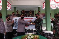 Polres Tanggamus Berikan Surprise dan Tumpeng ke Kodim 0434. Ist