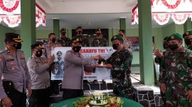 Polres Tanggamus Berikan Surprise dan Tumpeng ke Kodim 0434. Ist