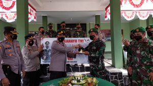 HUT TNI ke-76, Polres Tanggamus Berikan Surprise dan Tumpeng ke Kodim 0434