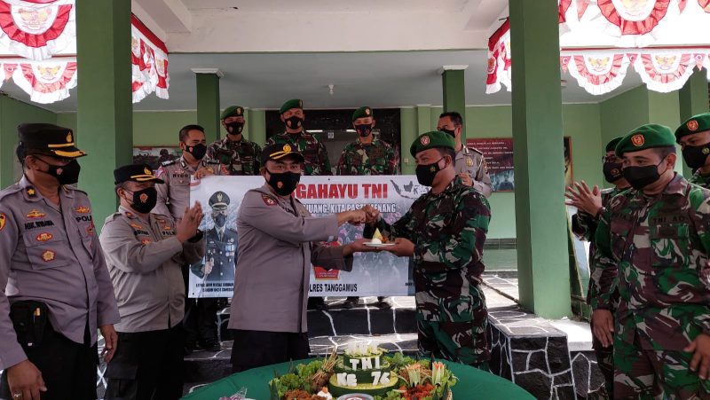 Polres Tanggamus Berikan Surprise dan Tumpeng ke Kodim 0434. Ist
