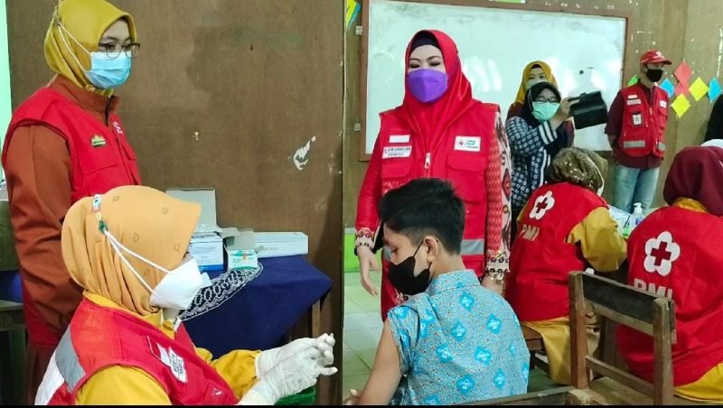 Bupati Tanggamus Tinjau Kegiatan Gebyar Vaksinasi Covid - 19 PMI di Pekon Lanbaw. Ist