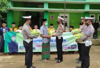 Hari Santri Nasional 2021 Sat Lantas Polres Tanggamus Salurkan Bansos ke Ponpes. ist