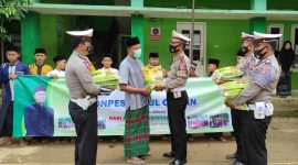 Hari Santri Nasional 2021 Sat Lantas Polres Tanggamus Salurkan Bansos ke Ponpes. ist