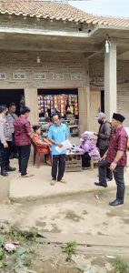 Kebut Vaksinasi, Aparat Desa Harapan Jaya dampingi Nakes Laksanakan Vaksinasi Door to Door