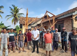 M Redi Setiawan Bersama Masyarakat Gotong Royong  Membangun Posko Covid