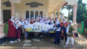 Srikandi Dermawan Bagikan 250 Nasi kotak Di Masjid Al-Falah Desa Pesawaran