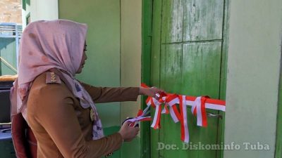 Winarti Serahkan Kunci Bedah Rumah di Kecamatan Banjar Margo