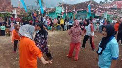 Lomba Gobak Sodor Ibu-ibu Semarakkan HUT RI Ke-77 di Desa Pasar Baru