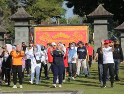 Chusnunia Senam Bersama Jajaran Pemkab Lampung Barat