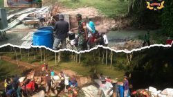 Babinsa Koramil 421-02/Gdt Manunggal Bersama Rakyat Bangun Jembatan