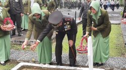 Peringati HUT TNI Ke 77, Dandim 0421/LS Melakukan Ziarah Ke TMP Kesuma Bangsa Kalianda