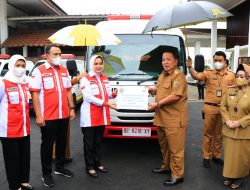 Arinal Djunaidi Serahkan Bantuan Mobil Ambulan Jenazah Kepada PMI Provinsi Lampung