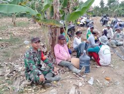 Babinsa Anggota Koramil 03/Penengahan Bantu Masyarakat Bangun Gorong-gorong Di Desa Kampung Baru 