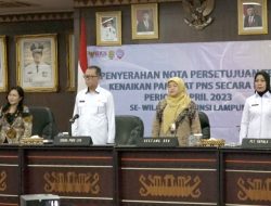 Sekdaprov Lampung Menyerahkan Persetujuan Teknis dan Kenaikan Pangkat PNS Pemprov Lampung