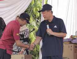 Pj. Bupati Tuba  Qudrotul Ikhwan, menyerahkan Hadiah Utama dalam acara jalan sehat Pemkab Tuba 2023