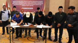 Penandatangan Pasca Usai Rapat Pleno KPU Metro