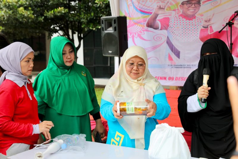 Peringati Hati Ibu, Pj Ketua PKK Tinjau Stan di Unila