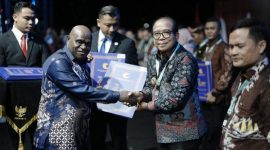Pj Gubernur Terima Penghargaan Dari Menteri HAM 