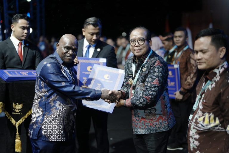 Pj Gubernur Terima Penghargaan Dari Menteri HAM 