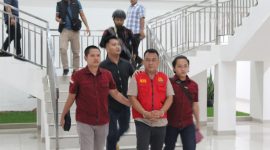 Petugas Kejasaan Negeri Membawa HY Usai Ditetapkannya Sebagai Tersangka