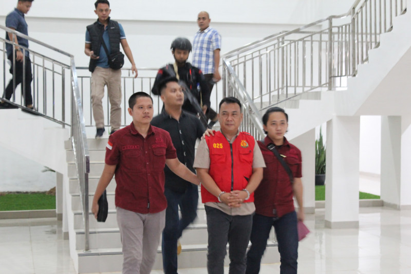 Petugas Kejasaan Negeri Membawa HY Usai Ditetapkannya Sebagai Tersangka