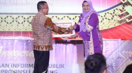 Kadisnakeswan Lili Mawarti Terima Penghargaan KI