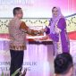 Kadisnakeswan Lili Mawarti Terima Penghargaan KI