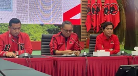 konferensi pers di Kantor DPP PDIP, Jalan Diponegoro, Menteng, Jakarta, Kamis malam (19/12/2024).