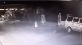 Rekaman CCTV yang melihatkan penyerangan yang dilakukan kelompok pemuda dengan senjata tajam di Bandarlampung, Rabu (18/12/2024)