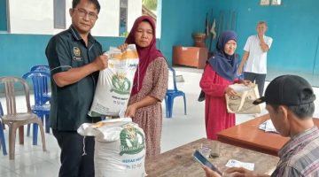 Pemerintah Desa Penengahan Salurkan Bantuan Beras untuk 316 Keluarga